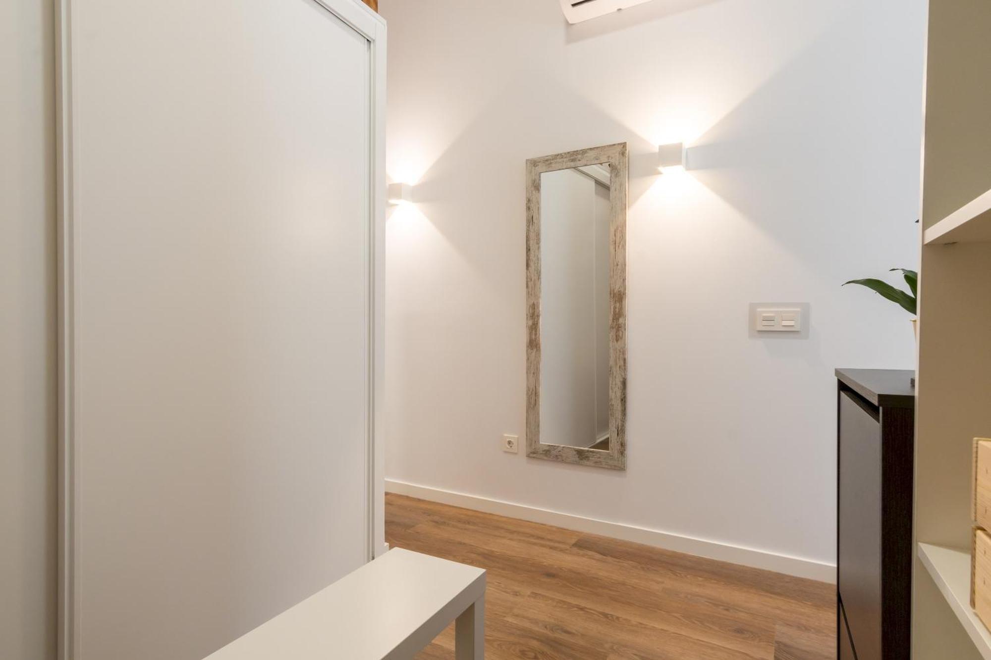 Modern And Cozy- 1 Bedroom 1 Bathroom -Lavapies マドリード エクステリア 写真